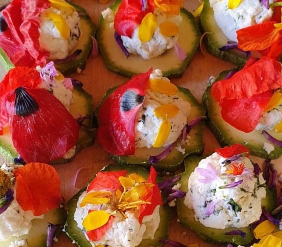 Courgettes, chèvre frais, fleurs comestibles
