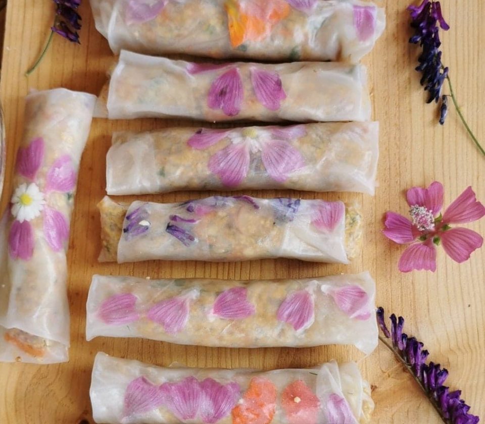 Rouleaux de printemps aux fleurs comestibles