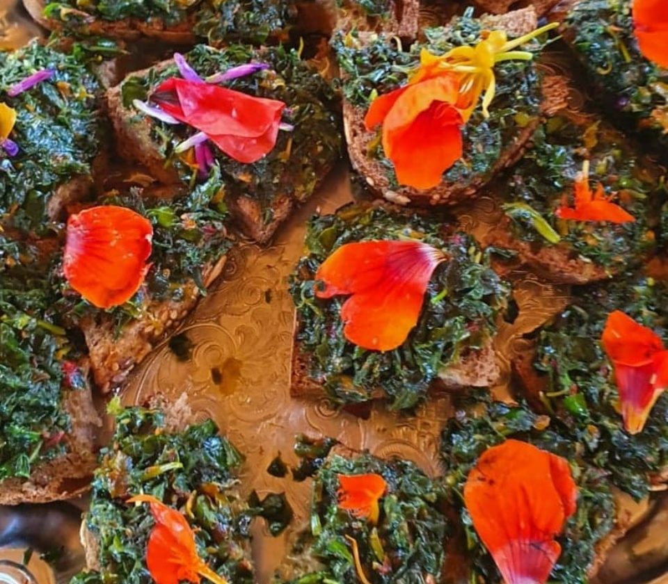 Toasts, pesto feuilles & fleurs de Capucines