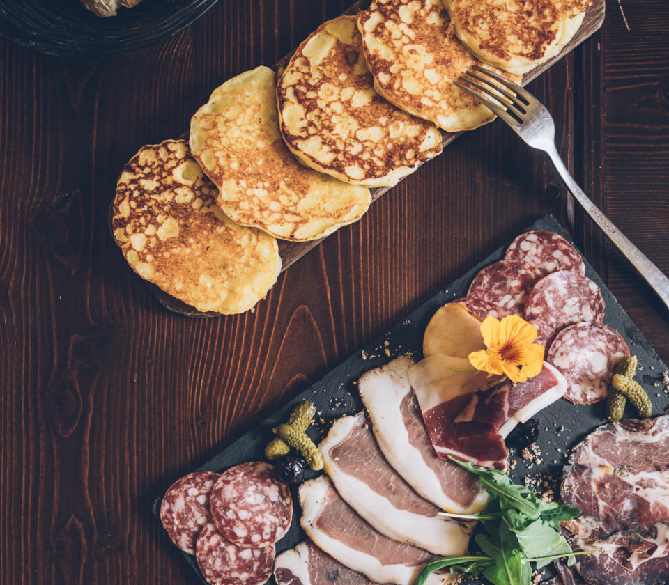 migliaccioli-et-planche-de-charcuterie-corse