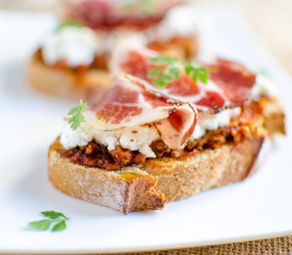 tartine-corse-charcuterie-brocciu
