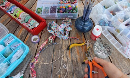 Visite d'un atelier d'artisanat melant peinture et bijoux